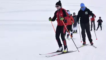 Kayaklı koşu antrenmanı sırasında sporcular