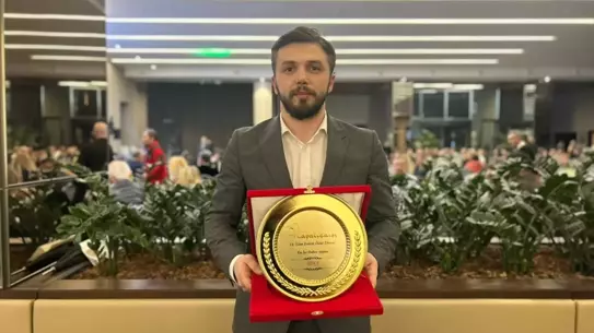 DHA ödül töreni sahnesi