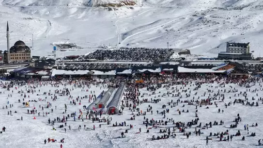 Erciyes Kayak Merkezi 1 Milyon Ziyaretçiye Ulaştı: Yeni Sezonun İlk Ayı Rekor Kırdı