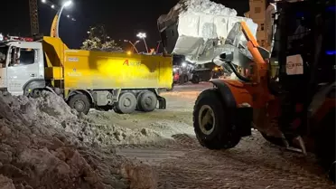 Kar temizleme kamyonları Hakkari'de