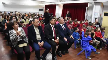 Tiyatro performansı sırasında öğrenciler