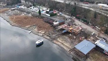 Yıkım ekibi Sapanca Gölü kıyısında