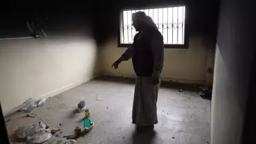 Yangın sonrası cezaevinin ana girişindeki hasar