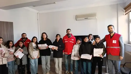 Kızılay gönüllülerinin eğitim seti dağıtımı