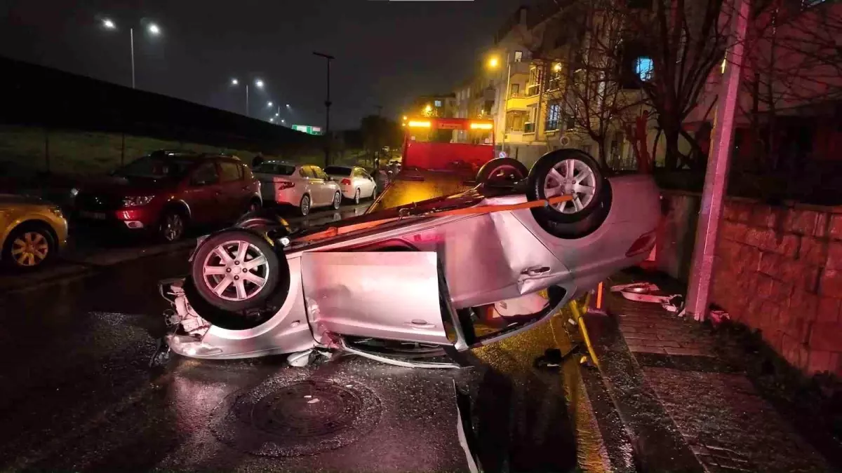 Çekmeköy'de Kontrolden Çıkan Araç Elektrik Direğine Çarparak Takla Attı, 3 Yaralı