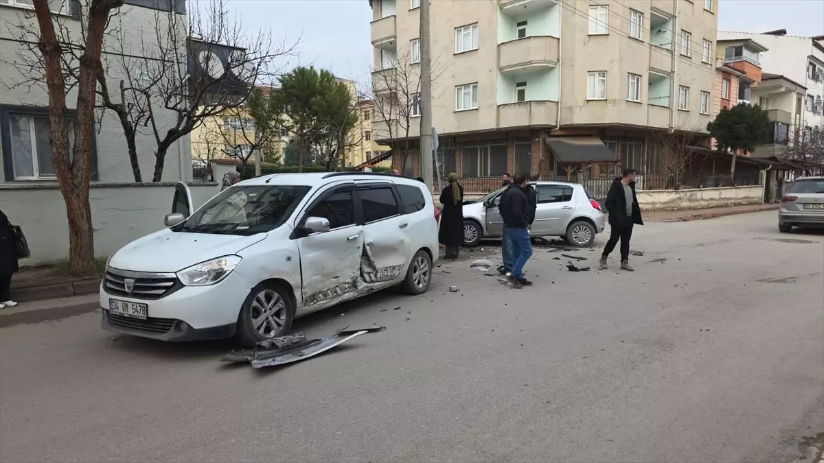 İnegöl'de 7 Yaşındaki Çocuğun Yaralandığı Otomobil Çarpışması