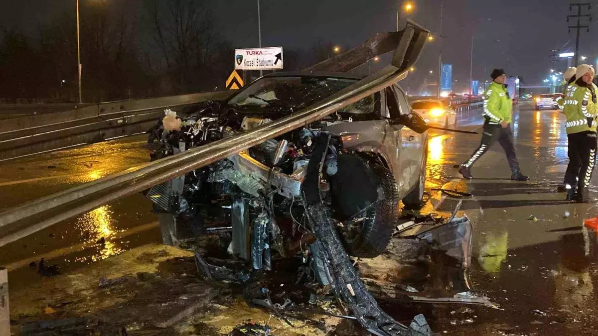 Kocaeli'de Ters Yönden Gelen Otomobil Bariyerleri Devirtti, Sürücü Yaralandı