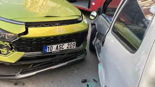 Karesi’de çarpışan otomobiller