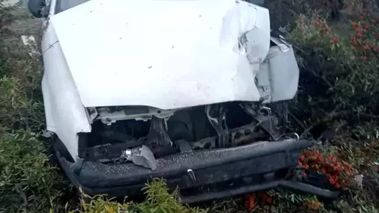 Çarpışma sonrası otomobil ve kamyonet