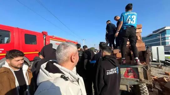 Turgutlu’da Traktör Çarpması: Sürücü Yerinde Sıkıştı, Kütahyaspor Taraftarları Müdahale Etti