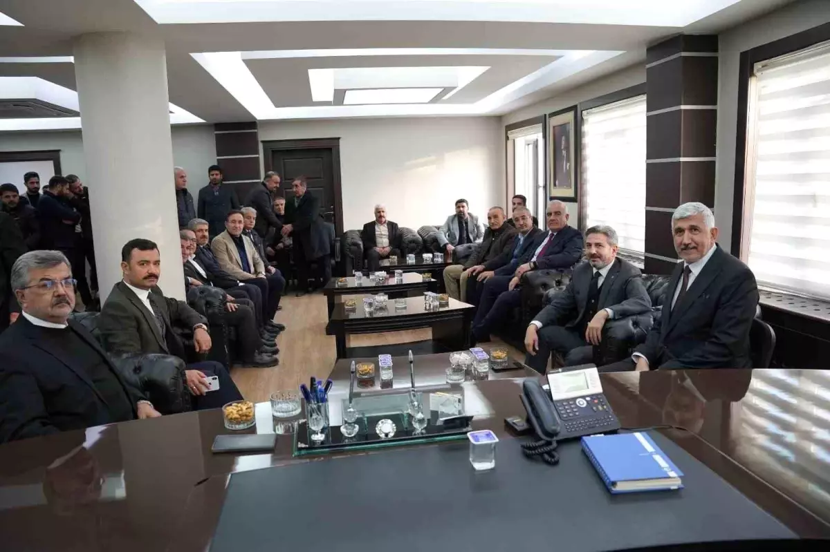 Kahta’da Bakan Yardımcısı Ahmet Aydın, Belediye Başkanı Hallaç ile Projeleri Değerlendirdi