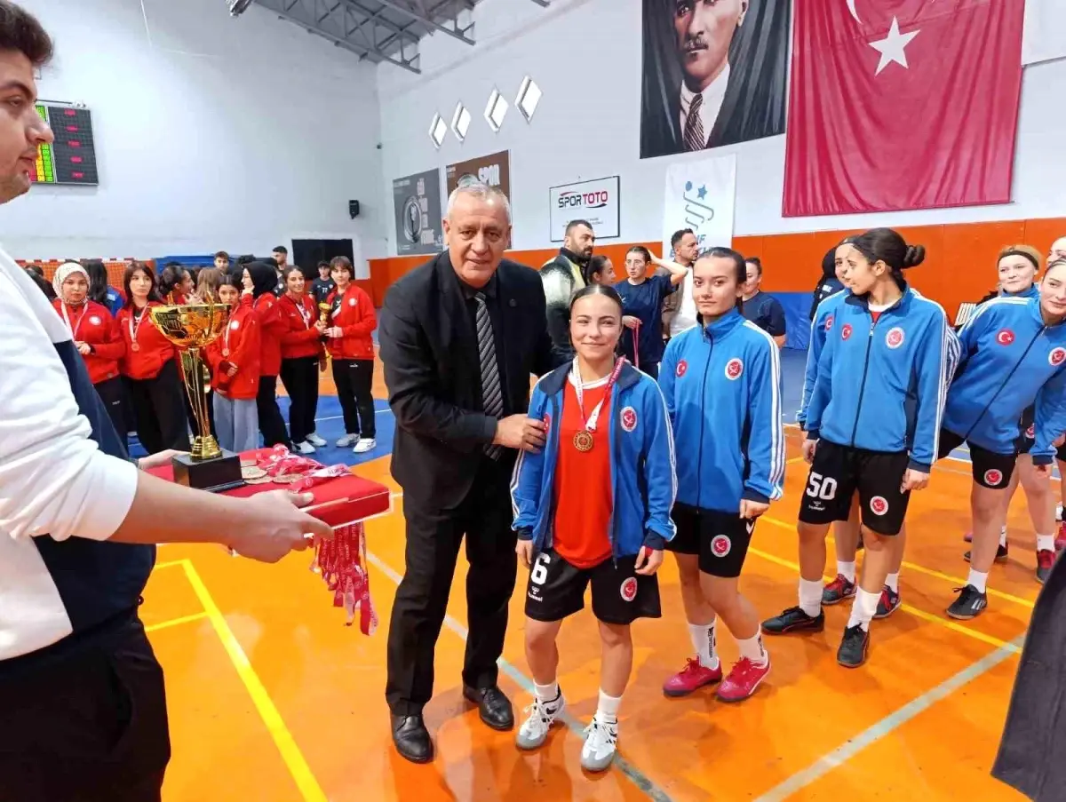 Niğde’de Genç Kızlar Futsal Turnuvası 2025‑2026 Okul Sporları Programı Kapsamında Tamamlandı