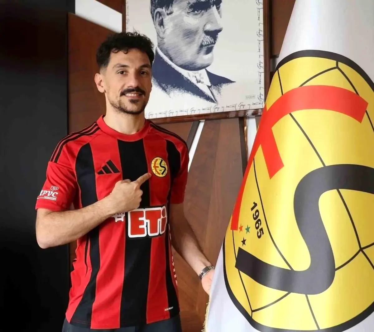 Eskişehirspor, 25 Yaşındaki Sol Bek Recep Pekgöz'ü Kadrosuna Katıldı