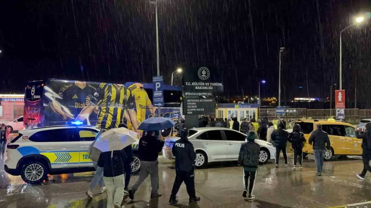 Fenerbahçe Takımı Alanya’da Taraftar Coşkusuyla Karşılındı