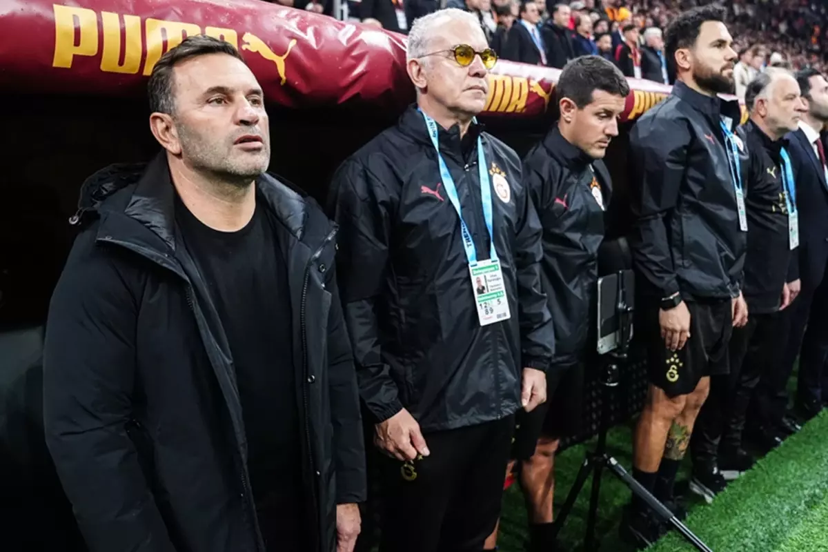 Galatasaray'ın yedek kulübesi sahada tartışma yarattı