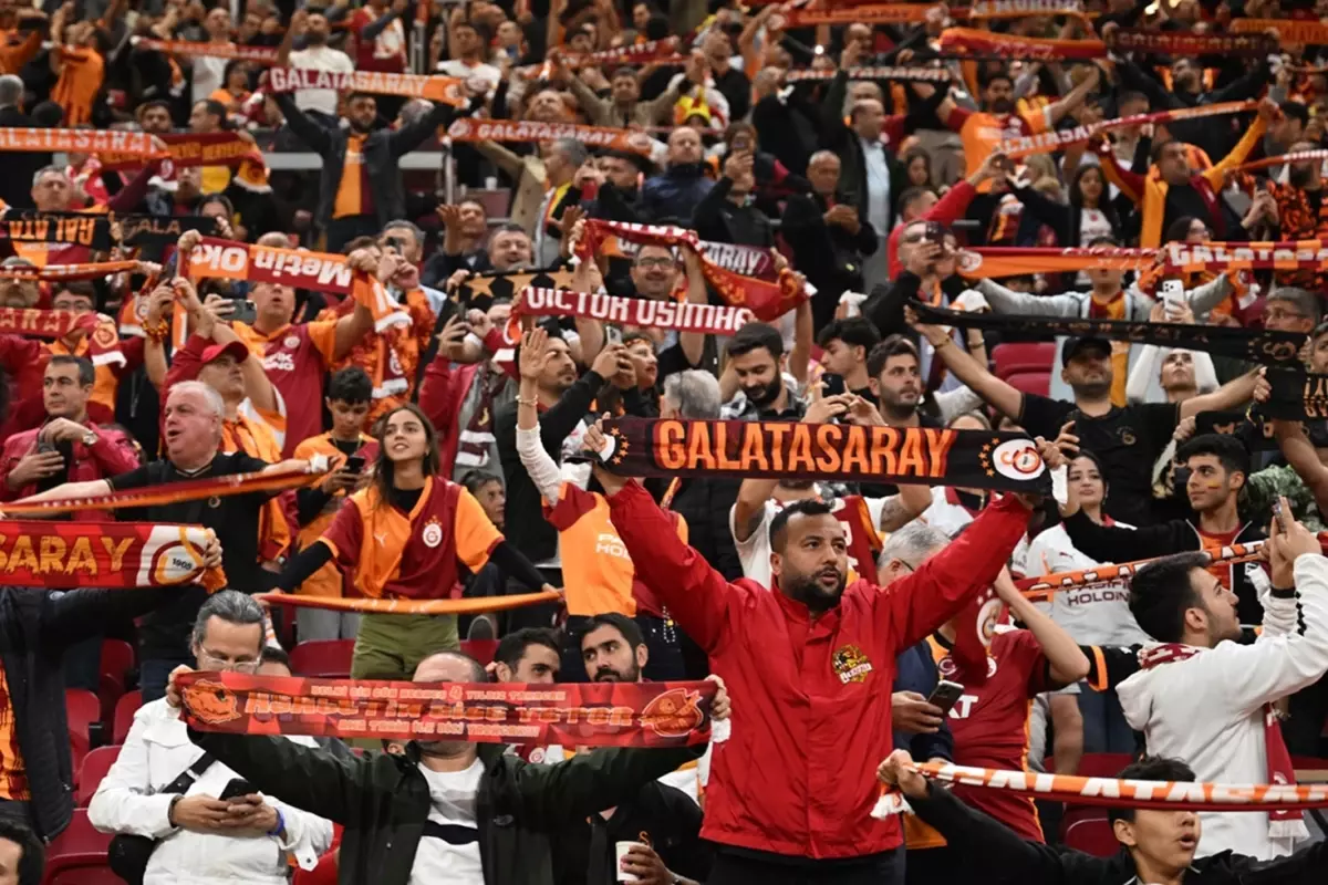 Galatasaray Taraftarları Maç Sonrası Yönetim Eleştirisiyle Sahada Sesini Duyurdu