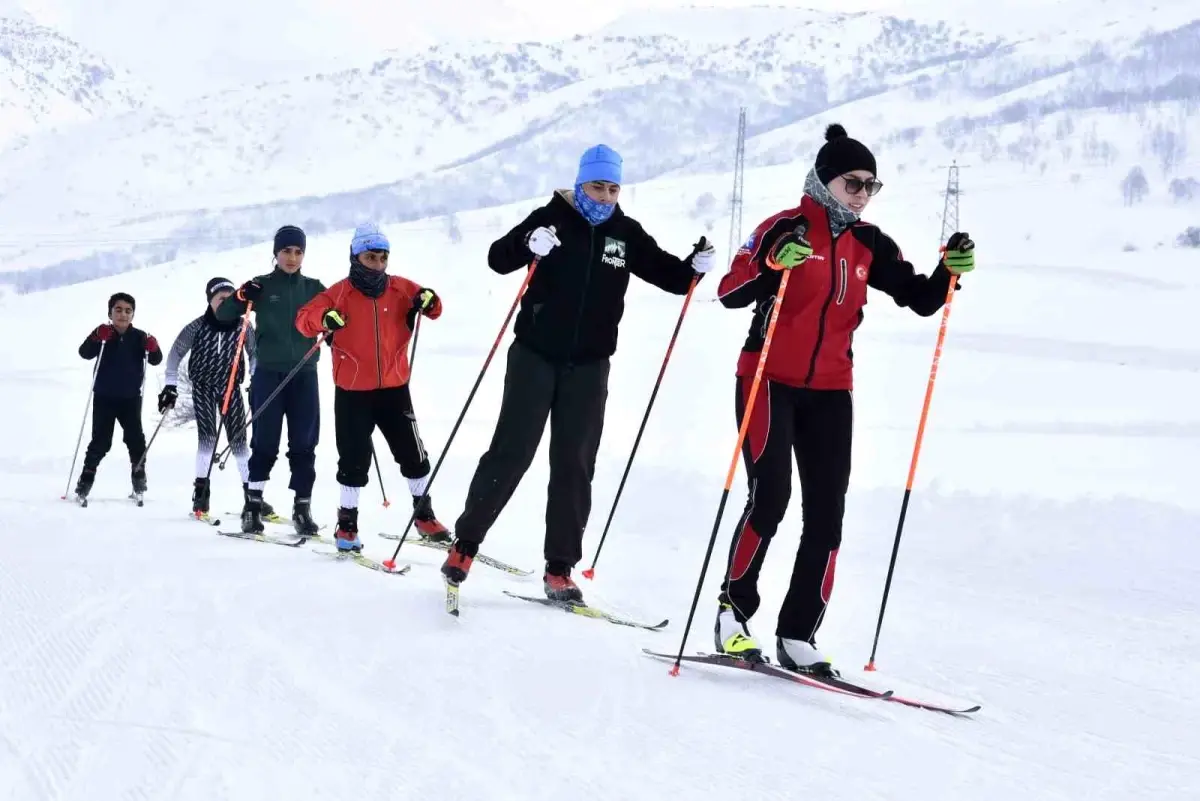 Bitlis'in Bembeyaz Zirvelerinde Kayaklı Koşu Antrenmanı