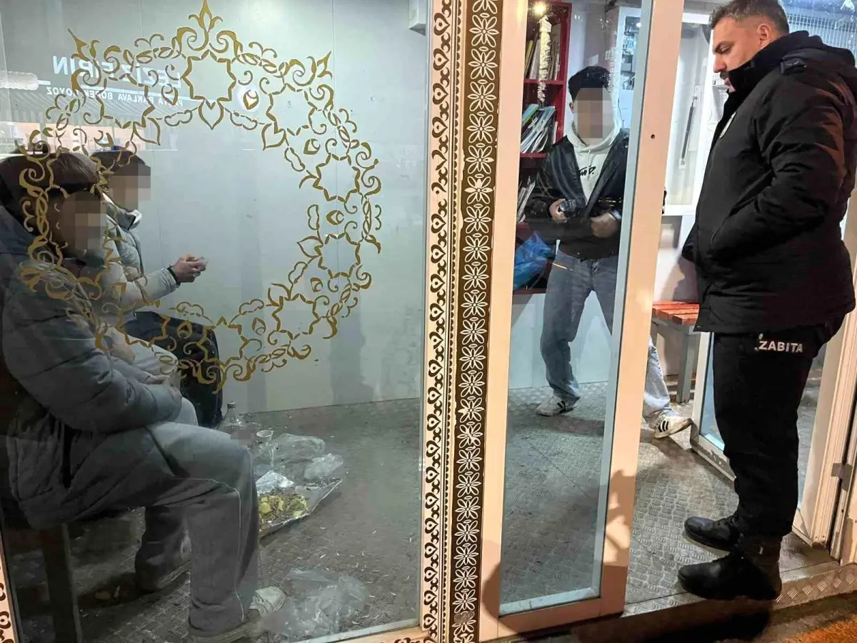 Bilecik’te Gençler, Minibüs Durağını Kirleten Hatalarını Anlayarak Temizledi