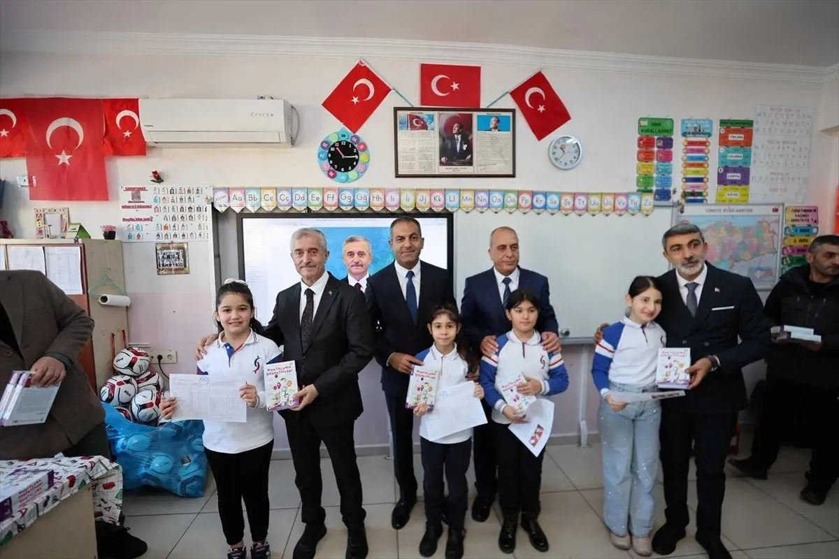 Şahinbey Belediyesi'nden Öğrencilere Kitap ve Spor Eşyası Hediye