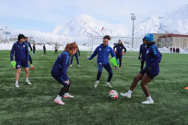 Kar altında antrenman yapan futbolcular