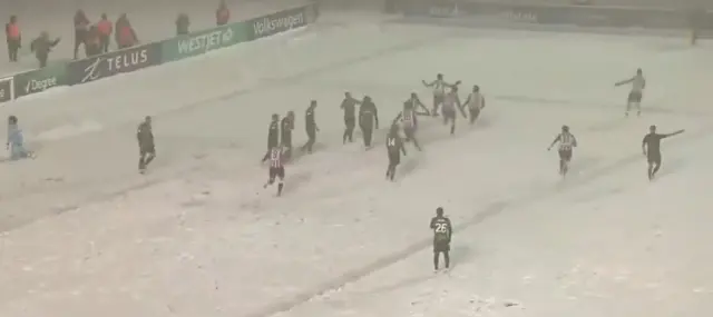 Temizlik ekibi sahada