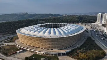 Adana Demirspor forması ve saha görüntüsü