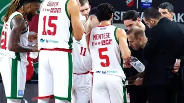 İzmir basketbol arenasında maç atmosferi