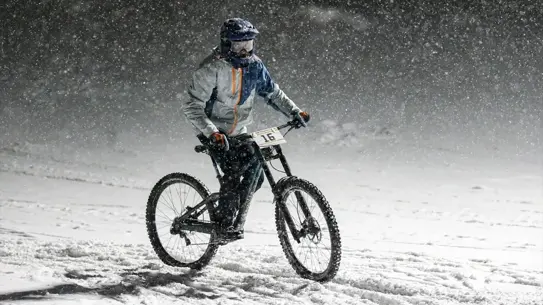 Snowbike yarışından aksiyon fotoğrafı