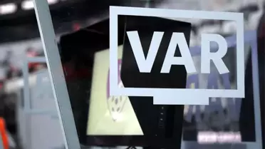 Maçta VAR ekranı ve Alper Çetin'in kontrolü