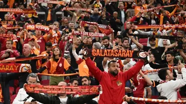 Stadyumda Galatasaray taraftarları tezahürat yapıyor