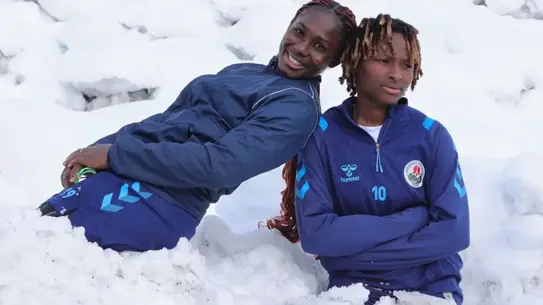 Hakkarigücü Kadın Futbol Takımı Oyuncuları İlk Kez Karla Buluştu: Afrika Kökenli Futbolcuların Şaşkınlığı