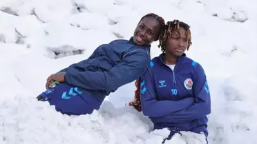 Afrikalı futbolcular soğuğa karşı mücadele ederken