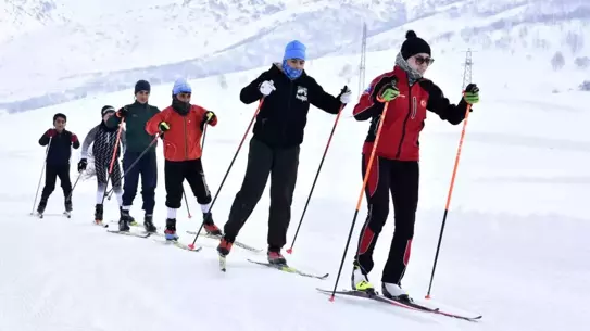 Kayak antrenmanı sırasında sporcular