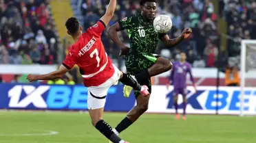 Nijerya takımı üçüncülük kupasını kaldırıyor