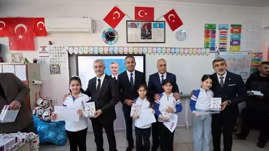 Öğrenciler kitap ve spor topu alırken