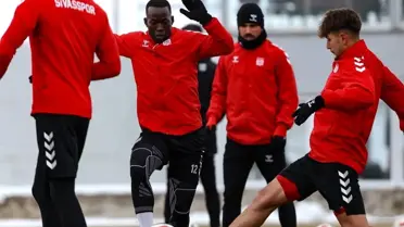 Sivasspor antrenman sahasında taktik çalışması