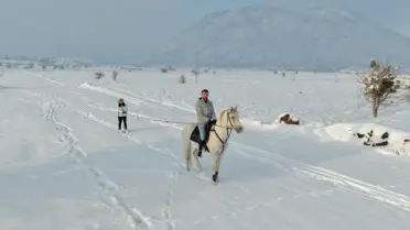 Kayseri dağlarında at üzerinde kayak yapan sporcu