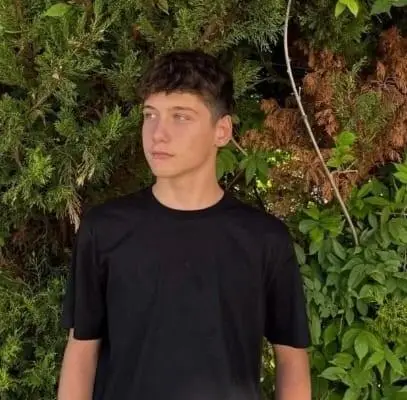 Kırmızı güllerle süslenmiş mezar