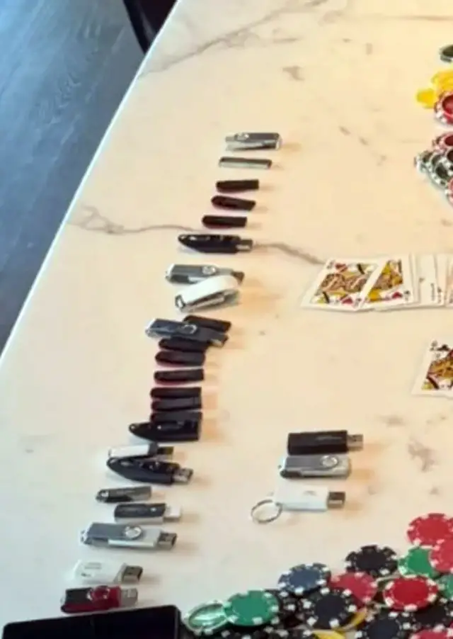 Depodaki belge yığını