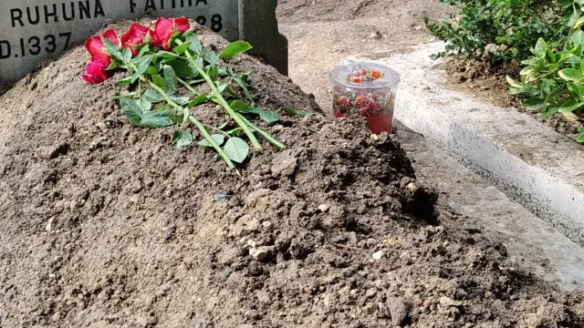 Mezar başında bırakılan şeker paketleri