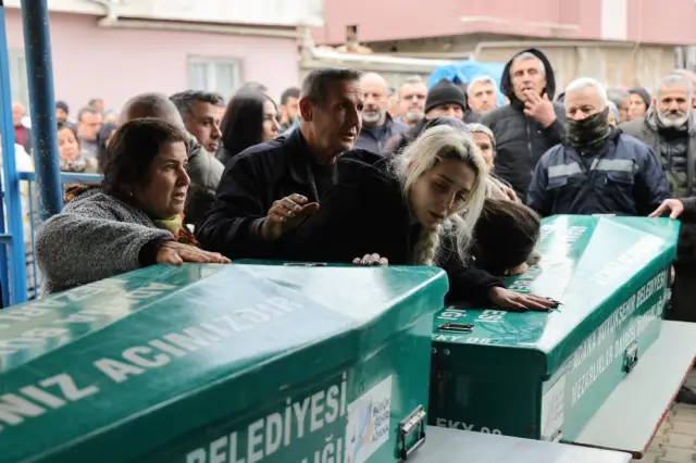 Aile üyeleri gözyaşları içinde