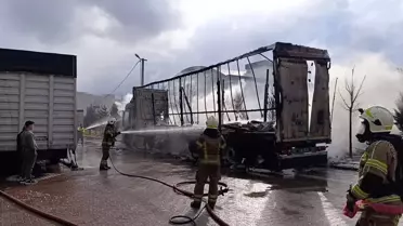 İnegöl'de Park Halindeki Sünger Yüklü Tırda Yangın Çıktı