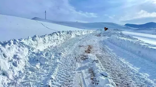 Siirt’in Pervari İlçesinde 2 Metre Karla Mücadele Hız Kesmedi
