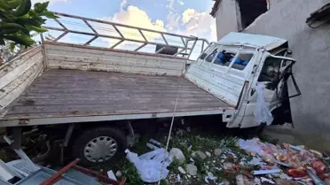 Seydikemer’de Kontrolden Çıkan Kamyonet Eve Çarptı: Genç Sürücü Hayatını Kaybetti