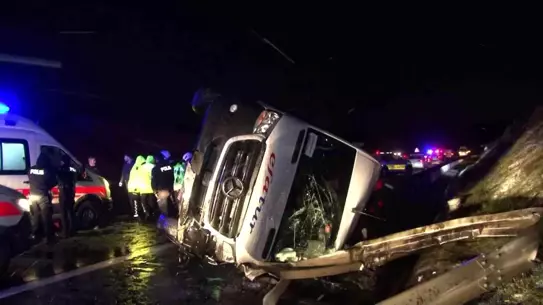 Arnavutköy'de Kar Yağışı Yol Açtı: 11 Kişi Servis Aracında Hafif Yaralandı