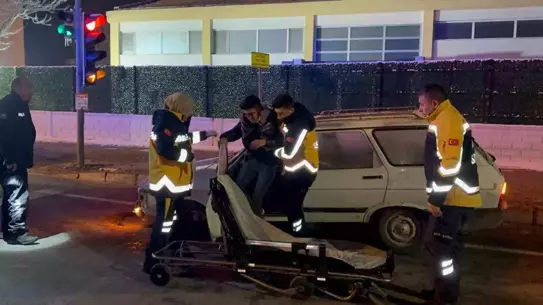 Kayseri Kocasinan'da Direksiyon Kaybı: Sürücü Refüje Çarparak Hafif Yaralandı