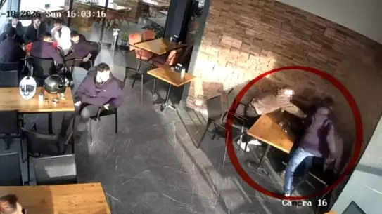 Samsun’da 16 Yaşındaki Çocuk Pastanede Bıçakla Saldırdı: 2 Yaralı ve Gözaltına Alındı