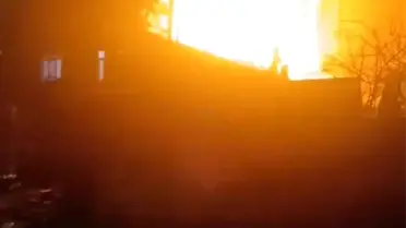 Ümraniye'de Çatı Yangını Halkı Panik Yaşattı, Binada Tahliye Uygulandı