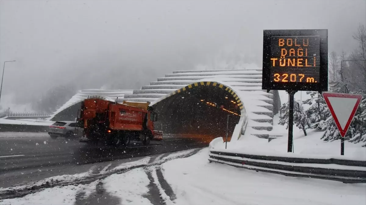 Düzce ve Bolu’da Kar Yağışı Anadolu Otoyolu’nu Etkiliyor
