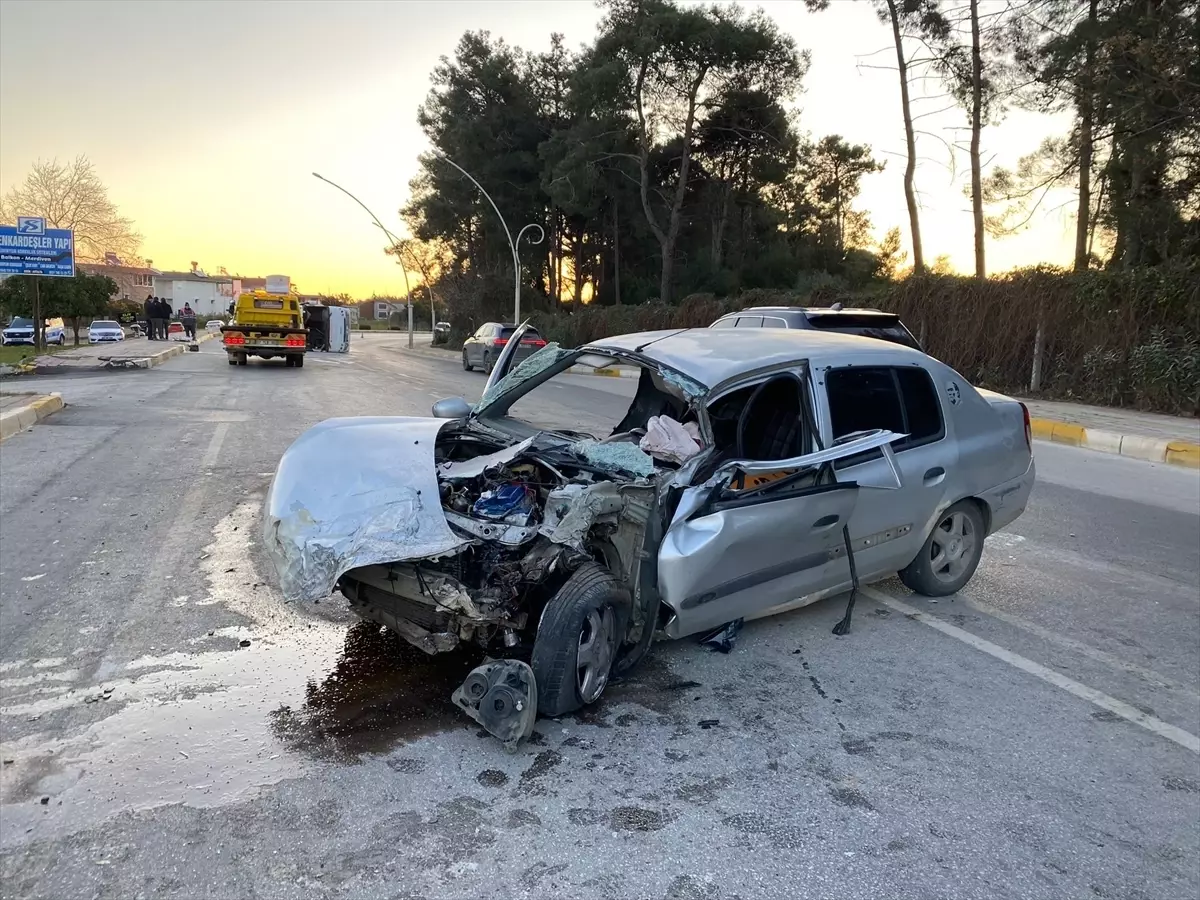 Serik'te Midibüs ve Otomobil Çarpışması: 3 Kişi Yaralandı